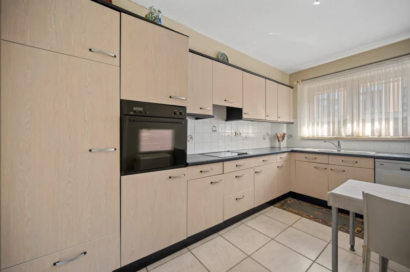 Ruim appartement met veel lichtinval, 2 slaapkamers, garage en kelder