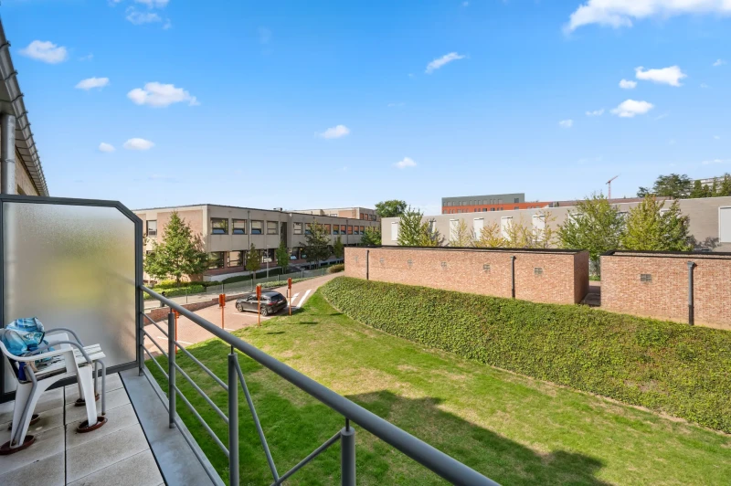 Ruim appartement met veel lichtinval, 2 slaapkamers, garage en kelder