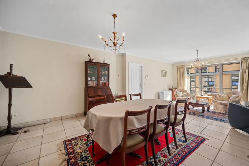 Ruim appartement met veel lichtinval, 2 slaapkamers, garage en kelder
