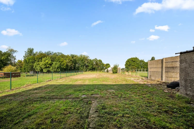 Charming renovated house with large garden and garage on a spacious plot