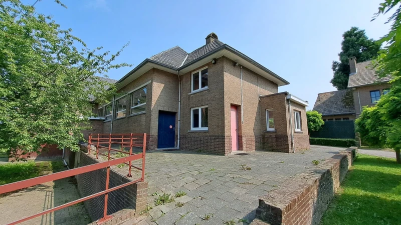 Multifuntioneel gebouw zijnde voormalig schoolgebouw