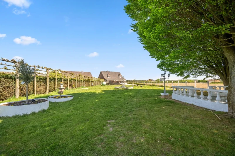 Landelijk gelegen villa op prachtig terrein te Oplinter