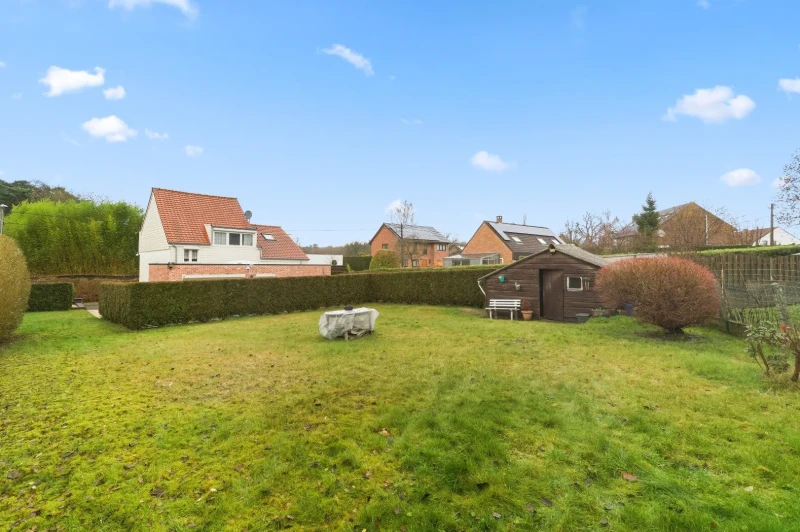 Woning met 2 ruime slpks (3 &agrave; 4 slpks mog.), garage en tuin