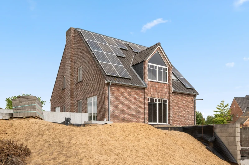 Grande maison individuelle avec jardin et 2 garages &agrave; Tirlemont (ann&eacute;e de construction 2009)