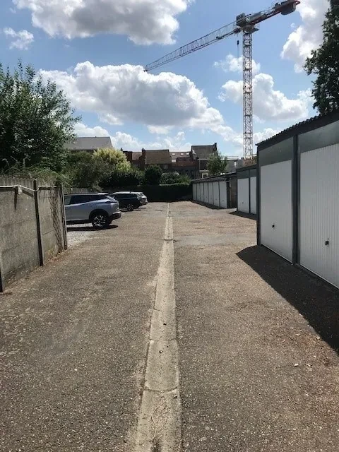 Rustig achterin gelegen garagebox te huur