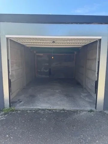 Rustig achterin gelegen garagebox te huur