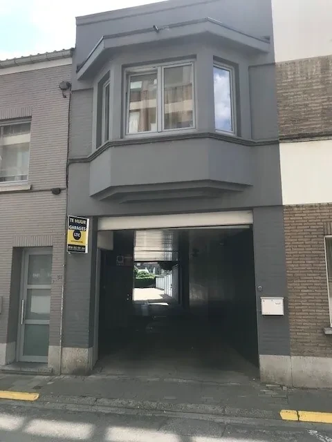 Rustig achterin gelegen garagebox te huur