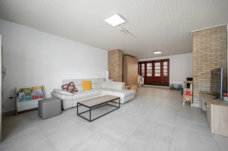 Half te renoveren rijwoning met 3 slpks met tuin, terras en 4 parkeerplaatsen.