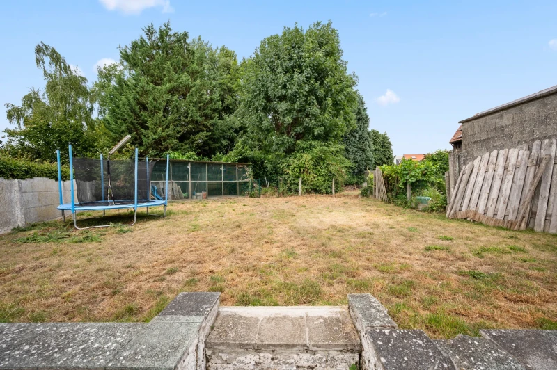 Half te renoveren rijwoning met 3 slpks met tuin, terras en 4 parkeerplaatsen.