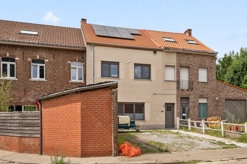 Half te renoveren rijwoning met 3 slpks met tuin, terras en 4 parkeerplaatsen.