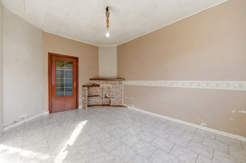 Op te frissen gezinswoning met grote tuin en dubbele garage