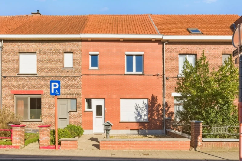 Op te frissen gezinswoning met grote tuin en dubbele garage