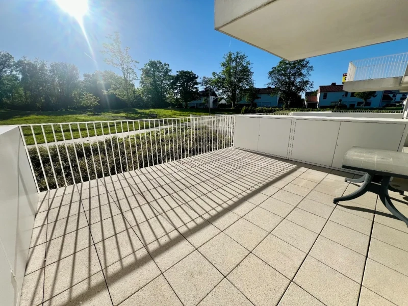 Ruim en recent 2 slpks-app. met ruim terras en autostaanplaats