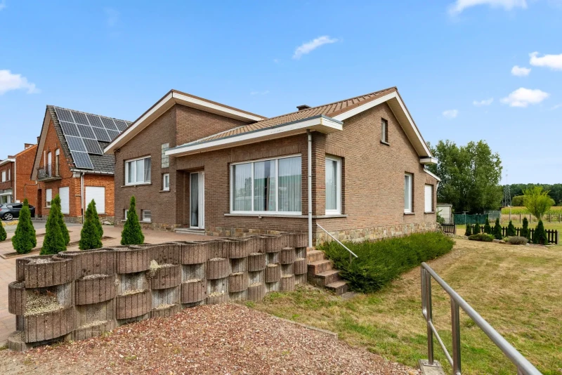 Open bebouwing op topligging met 2 slaapkamers en prachtige tuin