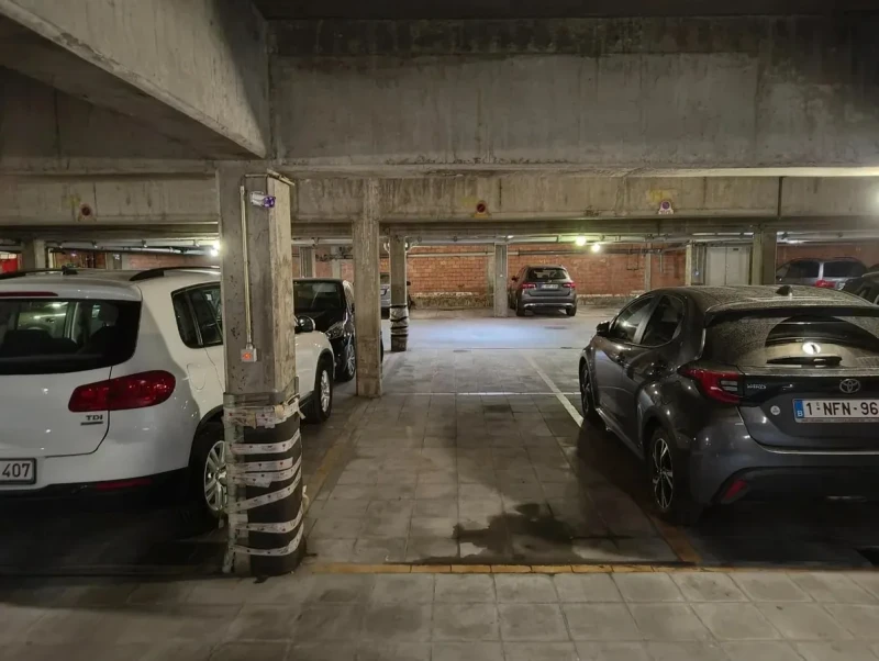 Goed gelegen overdekte autostaanplaats.