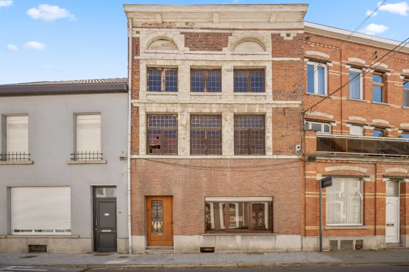 Totale renovatie met 5-slaapkamerpotentieel op toplocatie 