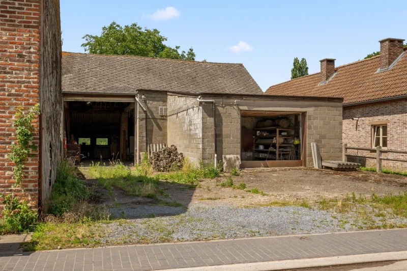 Loods met garage en tuin op ruim perceel van 827 m&sup2;