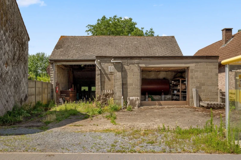 Loods met garage en tuin op ruim perceel van 827 m&sup2;