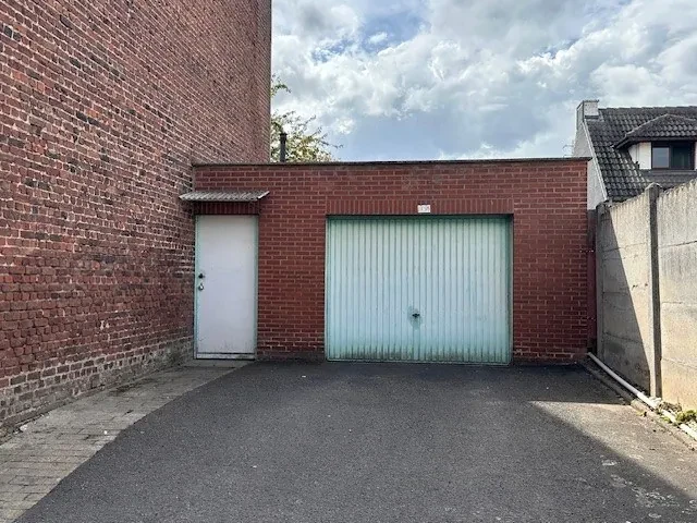 Bouwgrond nu nog met gesloten garagebox en tuin