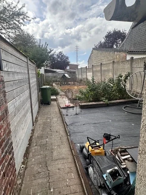 Bouwgrond nu nog met gesloten garagebox en tuin