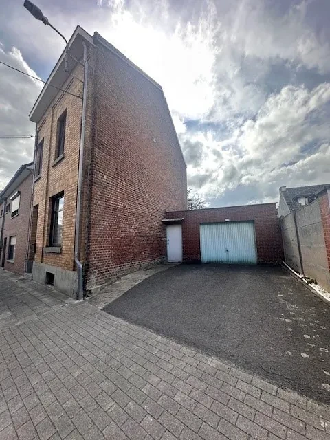 Bouwgrond nu nog met gesloten garagebox en tuin