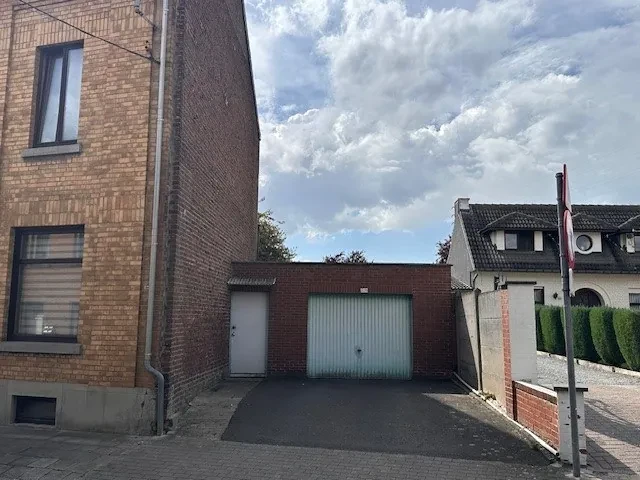 Bouwgrond nu nog met gesloten garagebox en tuin