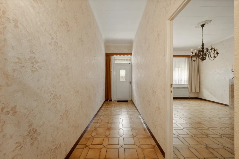 Te renoveren woning met 3 slaapkamers, garage en nabij voorzieningen