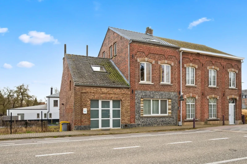 Goed gelegen halfopen woning met 3 (of 4) slaapkamers, 2 badkamers en tuin