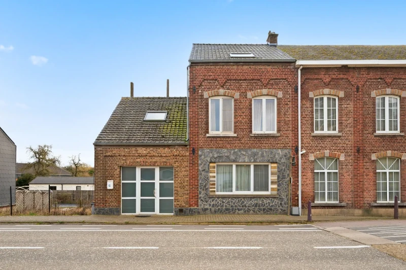 Goed gelegen halfopen woning met 3 (of 4) slaapkamers, 2 badkamers en tuin