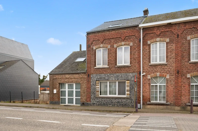 Goed gelegen halfopen woning met 3 (of 4) slaapkamers, 2 badkamers en tuin