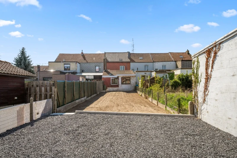 Op te frissen rijwoning op de Tiense stadsrand met tuin en 2 parkeerplaatsen
