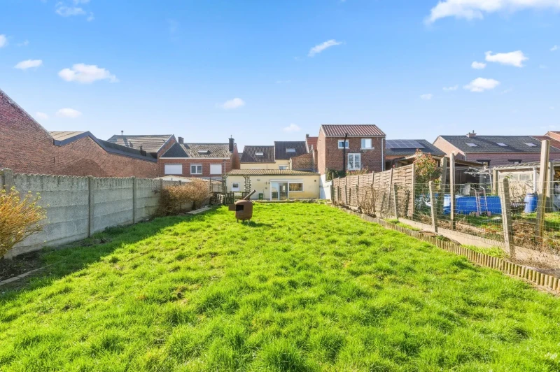 Zeer ruime gezinswoning met 4 slpks (+ 2 doorloopkamers op zolder), garage en tuin